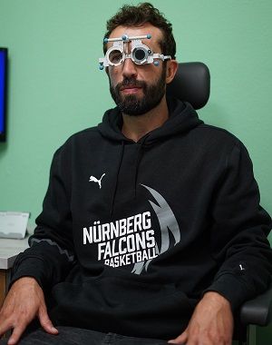Testen der Sehkraft mithilfe der Messbrille (Basti Doreth - Falcons)
