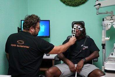 Abgleich der Sehstärke von Joseph Hungbo (1. FCN)