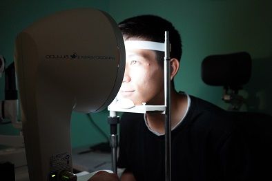 Kanji Okunuki (1. FCN)bei der Aufnahme mit dem Keratographen